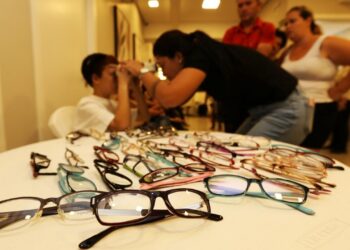 Pacientes de zero a 17 anos atendidos pelo SUS receberão armações de óculos gratuitamente durante Outubro Brilhante