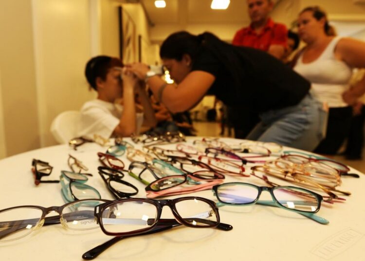 Pacientes de zero a 17 anos atendidos pelo SUS receberão armações de óculos gratuitamente durante Outubro Brilhante