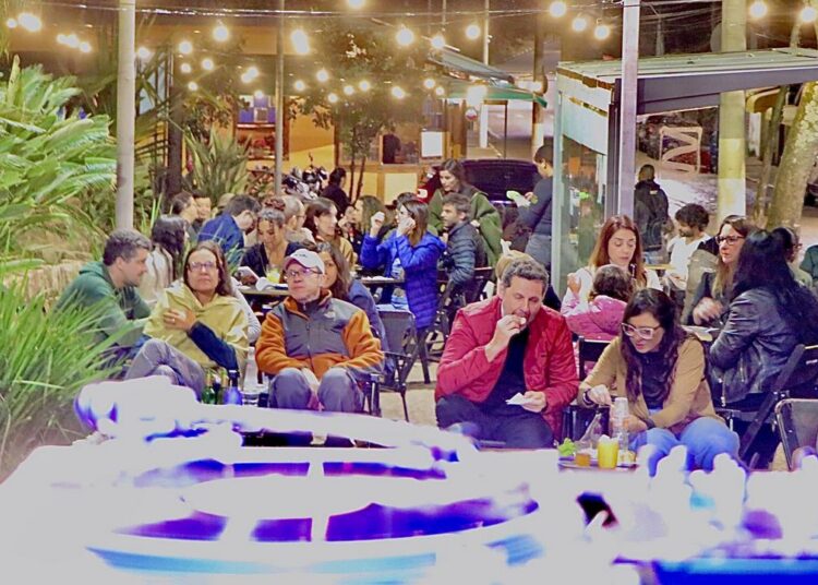 boa comida, boa bebida e boa música se unem para proporcionar uma noite especial