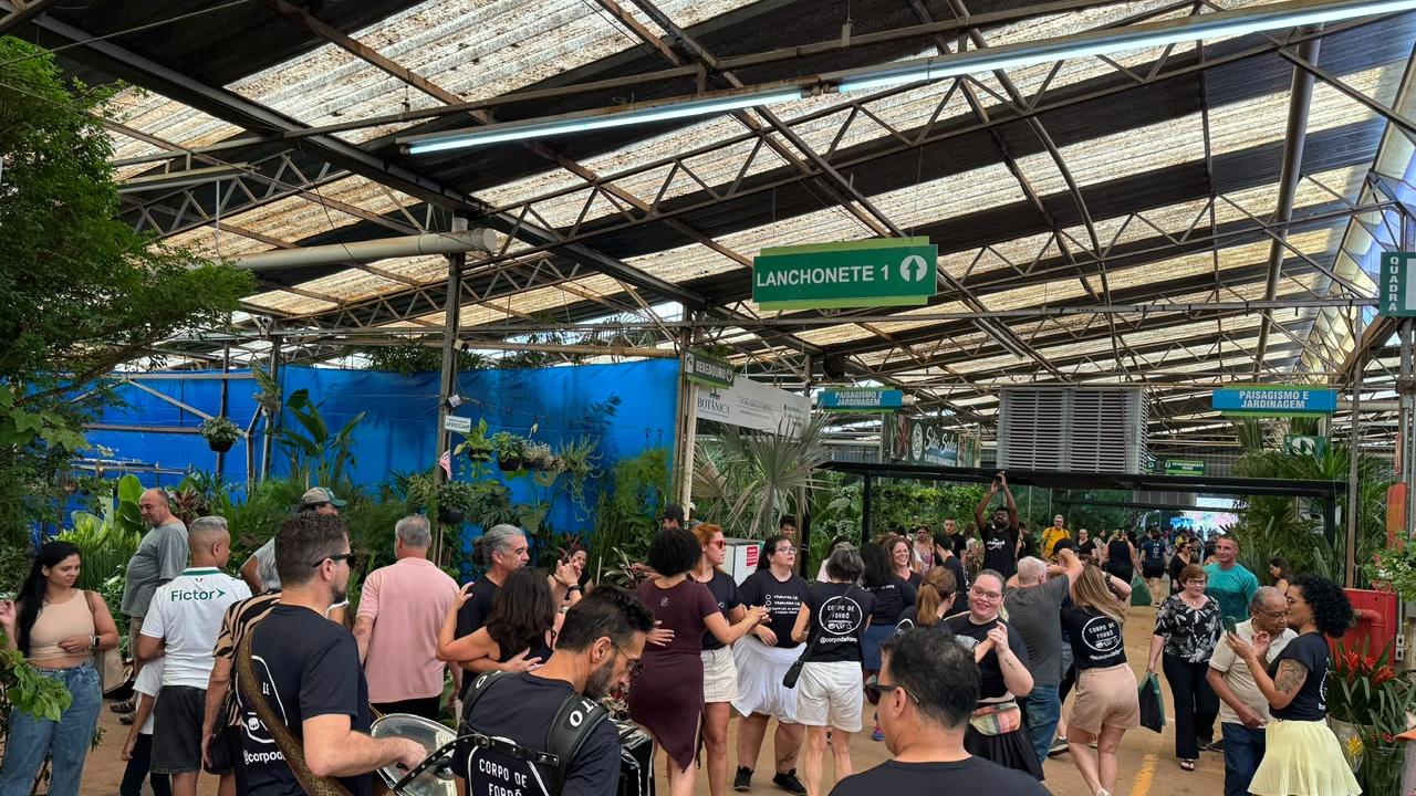 Corredores do Mercado de Flores animados com apresentação de dança de forró