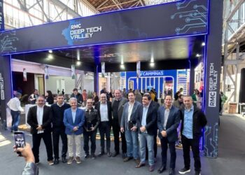 Dário Saadi com prefeitos da RMC durante evento sobre inovação e tecnologia