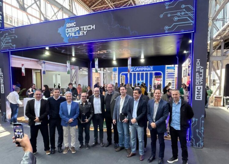 Dário Saadi com prefeitos da RMC durante evento sobre inovação e tecnologia