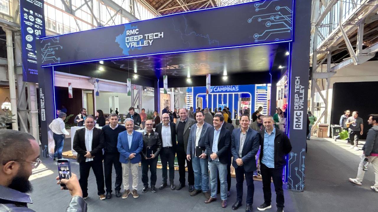 Dário Saadi com prefeitos da RMC durante evento sobre inovação e tecnologia