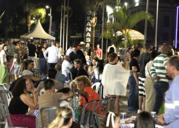 Funcionários, moradores e crianças participam de festa com brincadeiras e food trucks