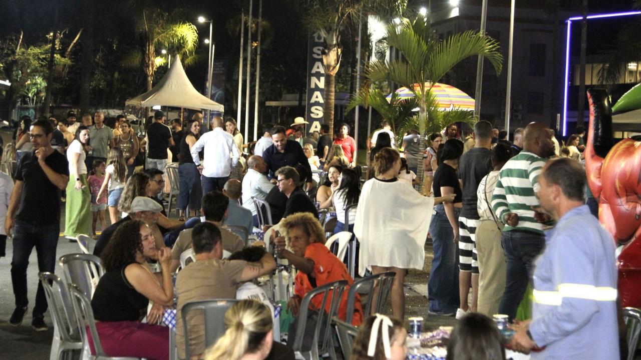 Funcionários, moradores e crianças participam de festa com brincadeiras e food trucks