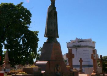 Histórias de personalidades e arte tumular no Cemitério da Saudade