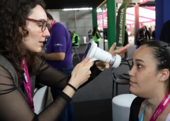 Oftalmologista Júlia Zaparolli utiliza tele-retinógrafo portátil para análise de retina