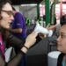 Oftalmologista Júlia Zaparolli utiliza tele-retinógrafo portátil para análise de retina