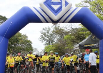 Mais de 250 ciclistas pedalam em passeio ciclístico no Parque Ecológico