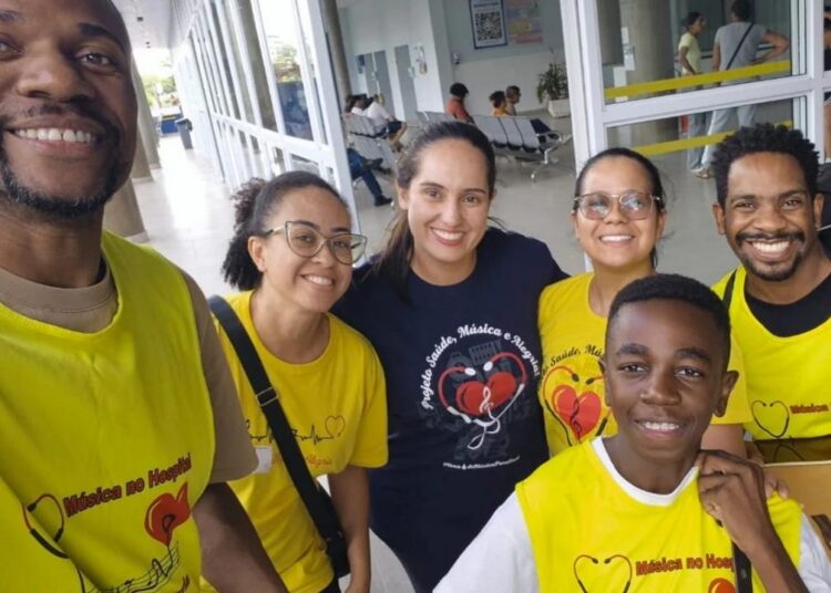 Grupo Saúde, Música e Alegria se apresenta no Hospital Ouro Verde, trazendo conforto e emoção