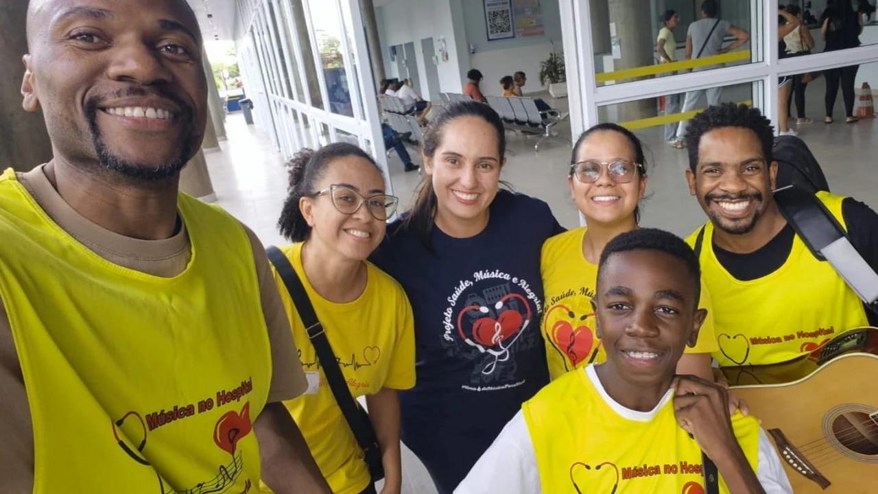 Grupo Saúde, Música e Alegria se apresenta no Hospital Ouro Verde, trazendo conforto e emoção