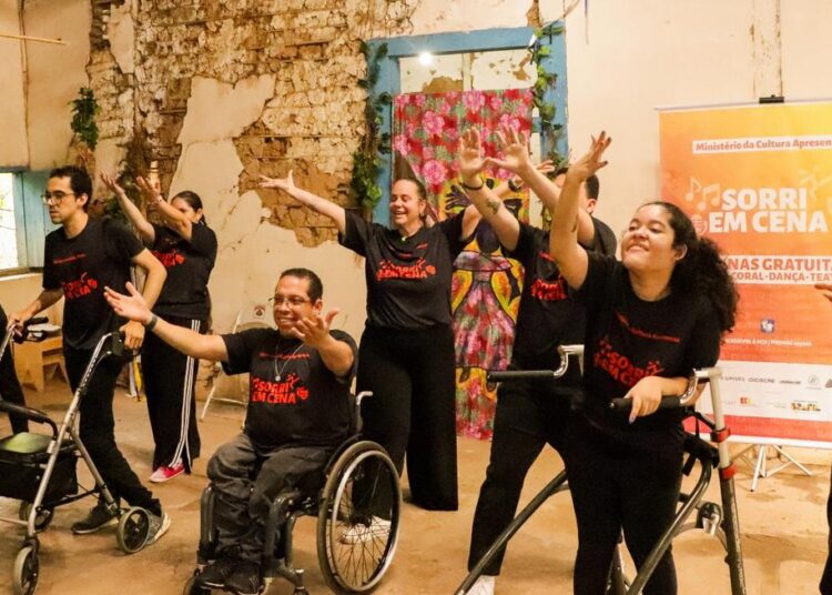 Espetáculo com artistas com deficiência em palco do projeto Sorri em Cena