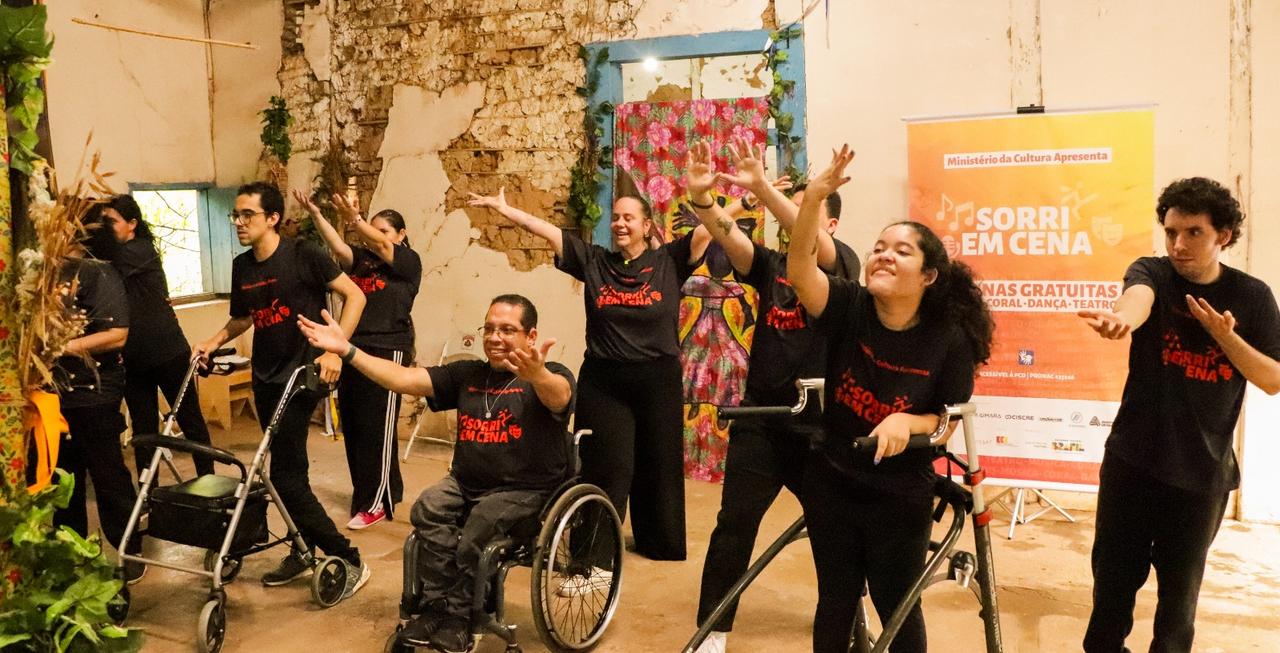 Espetáculo com artistas com deficiência em palco do projeto Sorri em Cena