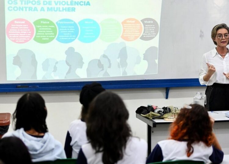 Promotora Gabriela Gnatos João Lima em visita a escola municipal