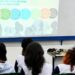 Promotora Gabriela Gnatos João Lima em visita a escola municipal