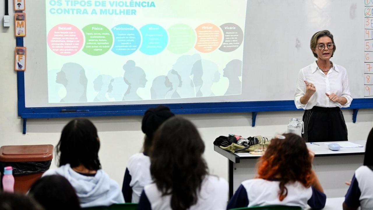 Promotora Gabriela Gnatos João Lima em visita a escola municipal