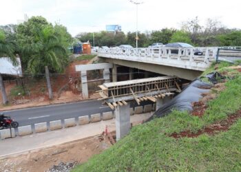 Nova faixa de rolamento ampliando ponte sobre córrego Piçarrão