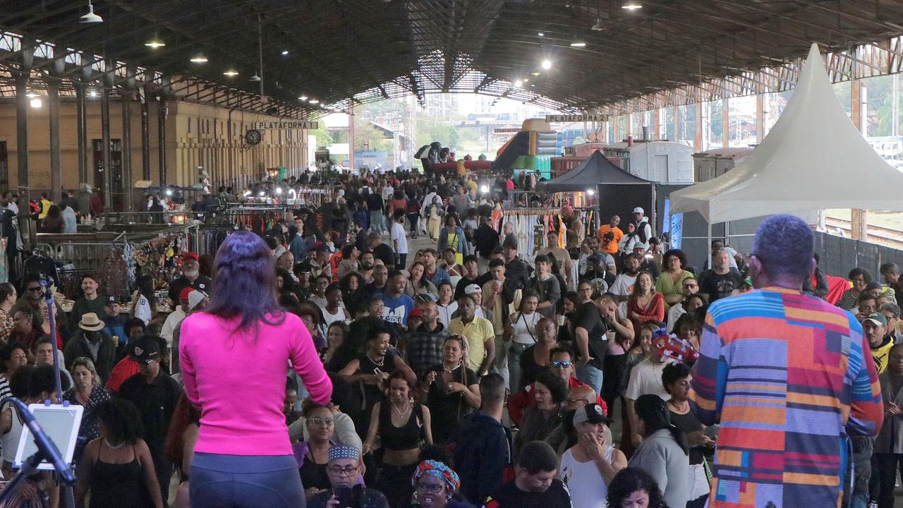 Evento Afro Mix na Estação Cultura com público e apresentação artística