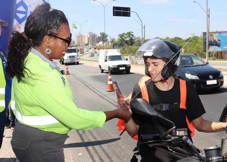Motociclistas recebem orientações e antenas corta-pipa em blitz educativa