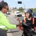 Motociclistas recebem orientações e antenas corta-pipa em blitz educativa