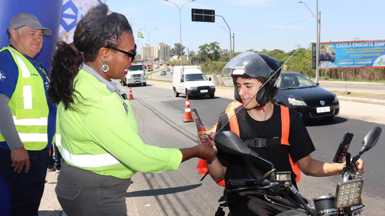 Motociclistas recebem orientações e antenas corta-pipa em blitz educativa