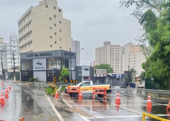 Agentes da Emdec sinalizam os bloqueios preventivos e orientam condutores