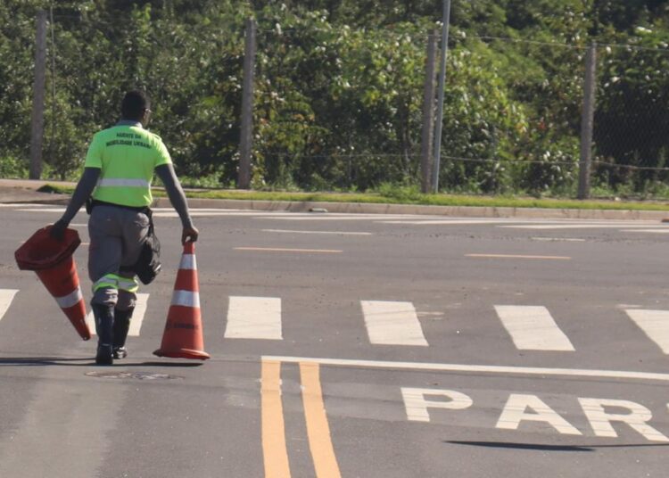 Agentes da Emdec sinalizando bloqueio e monitorando circulação