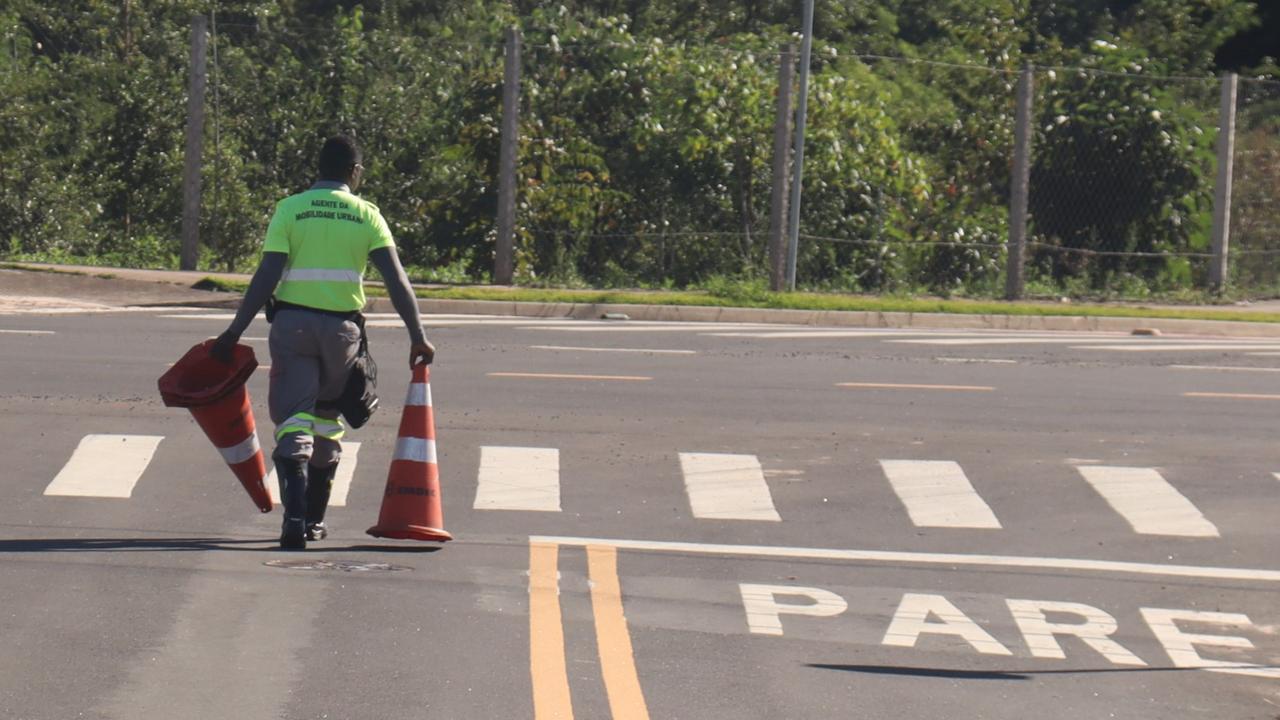 Agentes da Emdec sinalizando bloqueio e monitorando circulação