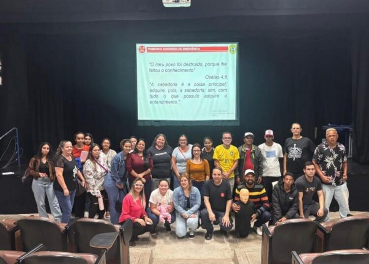 Bolsistas do Acerte fazem curso de primeiros socorros