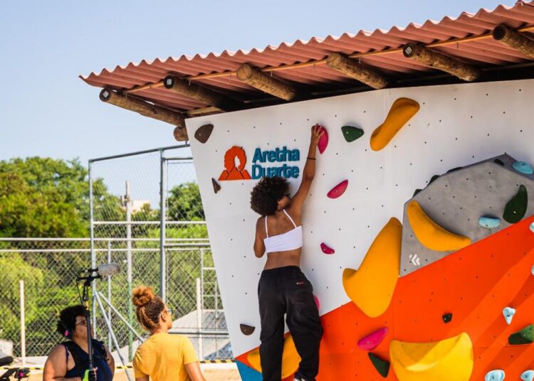 Aretha Duarte orientando escalada coletiva no Parque Linear José Mingone