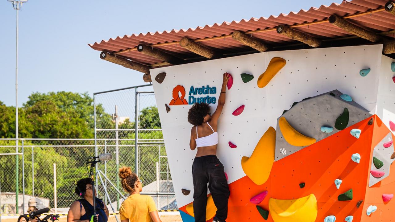 Aretha Duarte orientando escalada coletiva no Parque Linear José Mingone