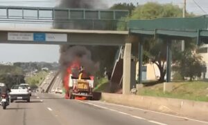 Caminhão pega fogo na SP-101, em Hortolândia, e motorista consegue escapar