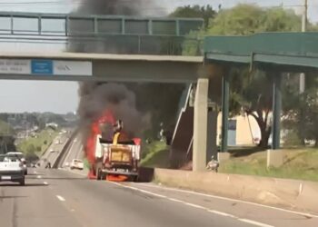 Caminhão pega fogo na SP-101, em Hortolândia, e motorista consegue escapar