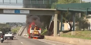 Caminhão pega fogo na SP-101, em Hortolândia, e motorista consegue escapar