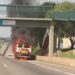 Caminhão pega fogo na SP-101, em Hortolândia, e motorista consegue escapar