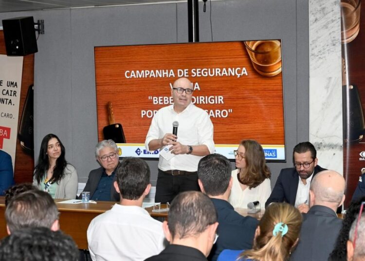 Prefeito Dário Saadi durante lançamento da campanha de segurança viária
