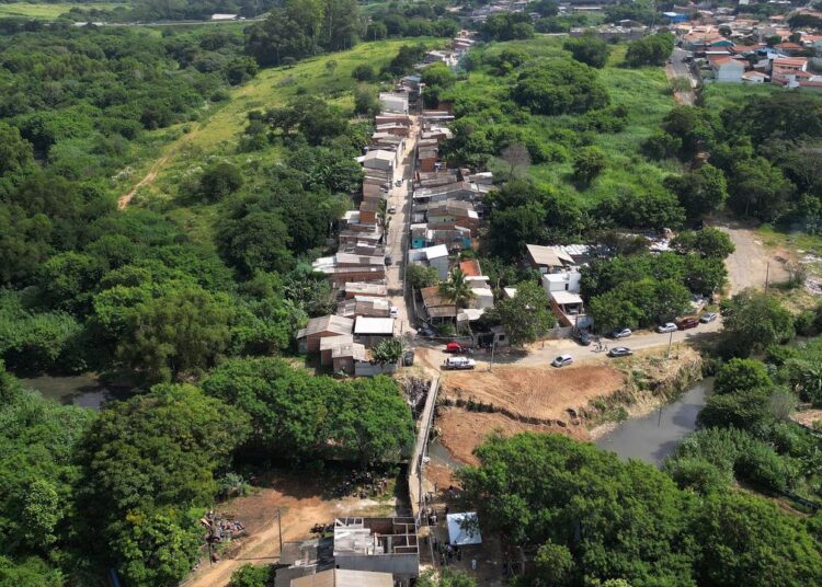 Ampliação da estrutura para melhorar escoamento das águas no Córrego Taubaté