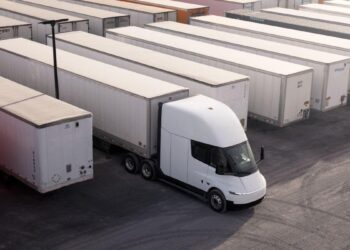 Caminhão elétrico Tesla Semi preparado pela Einride