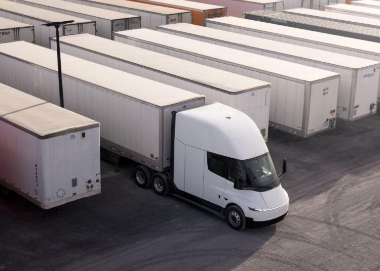 Caminhão elétrico Tesla Semi preparado pela Einride