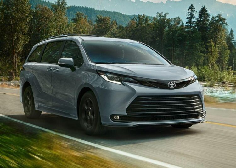 Toyota Sienna em ambiente urbano