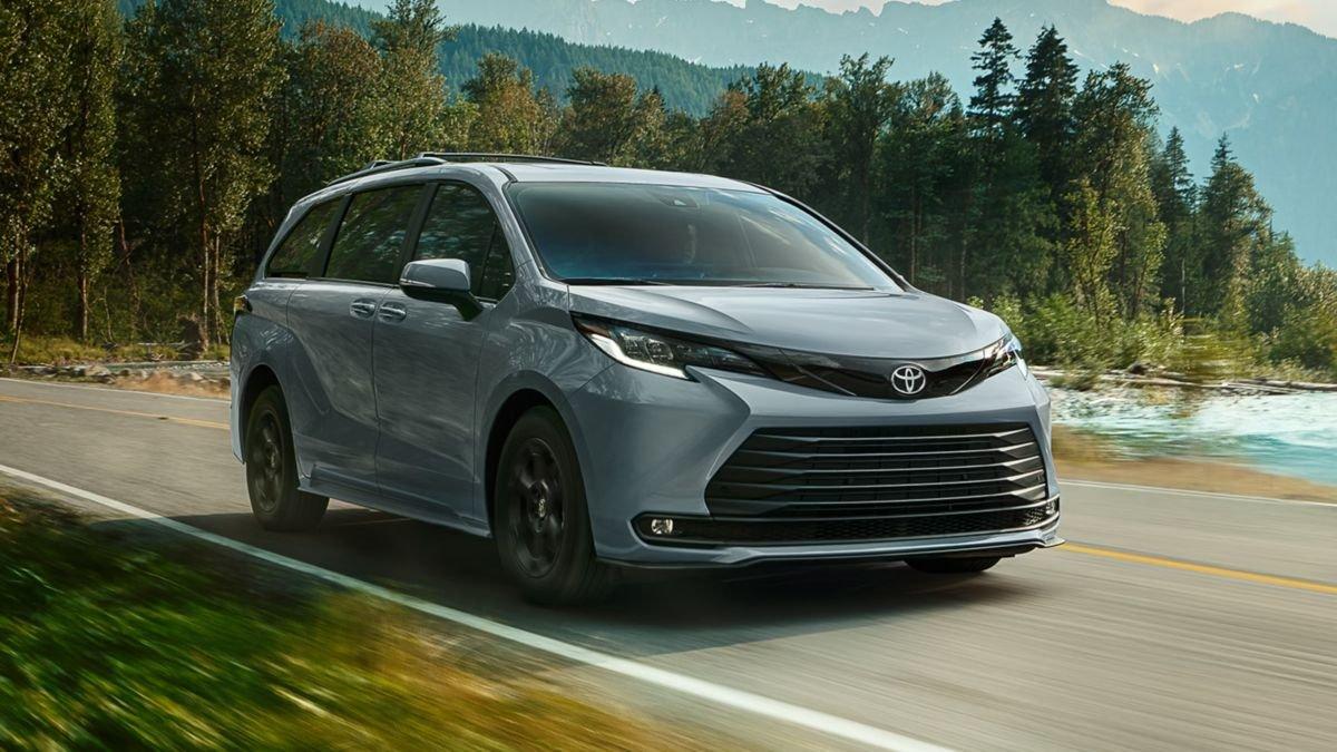 Toyota Sienna em ambiente urbano