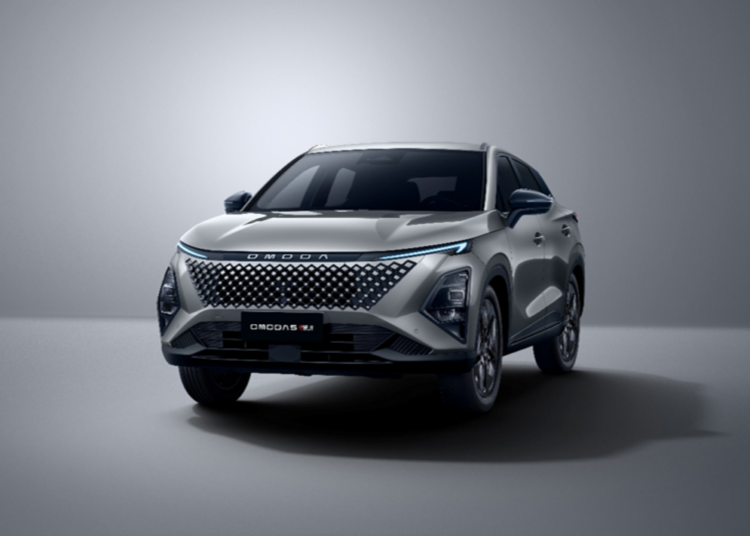Omoda 5 SUV híbrido em destaque