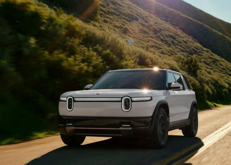 Foto de veículos da Rivian com interface digital unificada