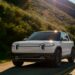 Foto de veículos da Rivian com interface digital unificada