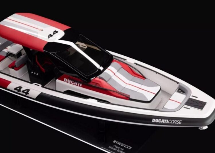 Embarcação Pirelli 44 | Ducati Edition com design inspirado na Superleggera V4 Centenario