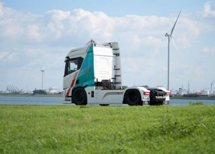 Caminhão elétrico BYD ETT 44 em exposição