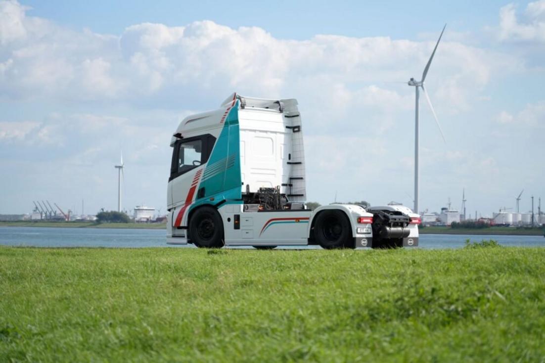 Caminhão elétrico BYD ETT 44 em exposição