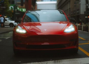 Foto de uma Tesla em ambiente urbano