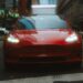 Foto de uma Tesla em ambiente urbano