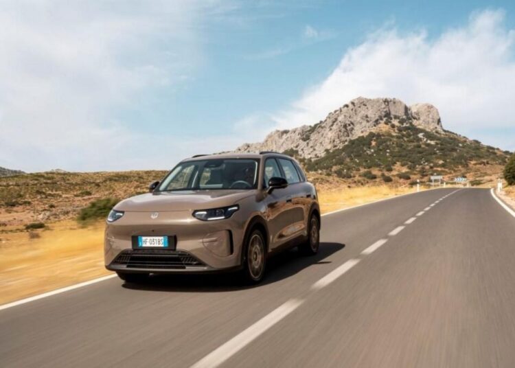 Crossover elétrico Leapmotor B03X em exibição